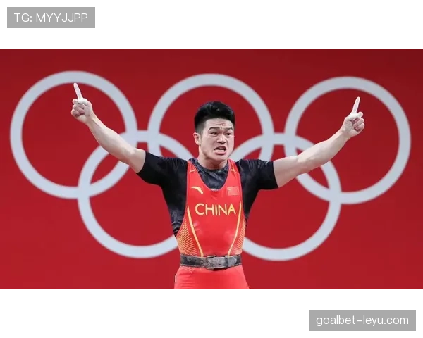 石智勇训练完顺手拎走两袋米,说家里狗粮快没了 石智勇训练完顺手拎走两袋米,说家里狗粮快没了